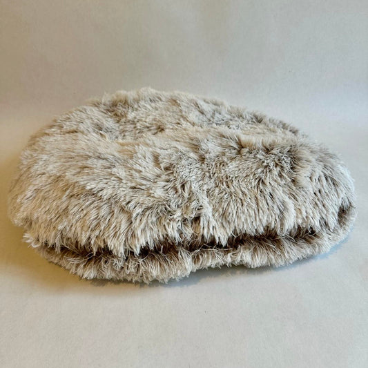Coussin oval poilu beige